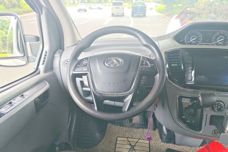 Used SAIC MAXUS Xintu V80 2018 2.5T AMT Aoyuntong Short Wheelbase Mid-Roof 5-6 Seater Steering Wheel