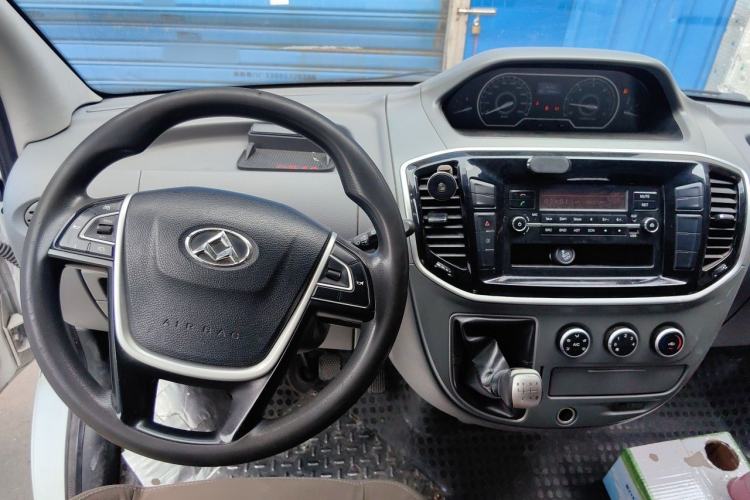 Used SAIC MAXUS Xintu V80 2018 2.5T 6-Speed Manual Aowentong Long-Wheelbase Mid-Roof 7/10-Seater Steering Wheel