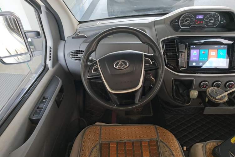Used SAIC MAXUS Xintu V80 2018 2.5T 6-Speed Manual Aowentong Long-Wheelbase Mid-Roof 7/10-Seater Steering Wheel