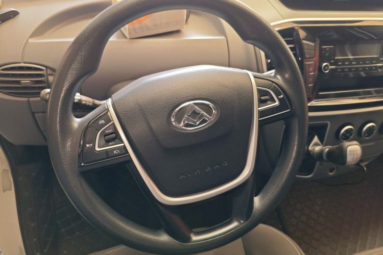 Used SAIC MAXUS Xintu V80 2018 2.5T 6-Speed Manual Aoyuntong Short Wheelbase Mid-Height 5-6 Seater Steering Wheel