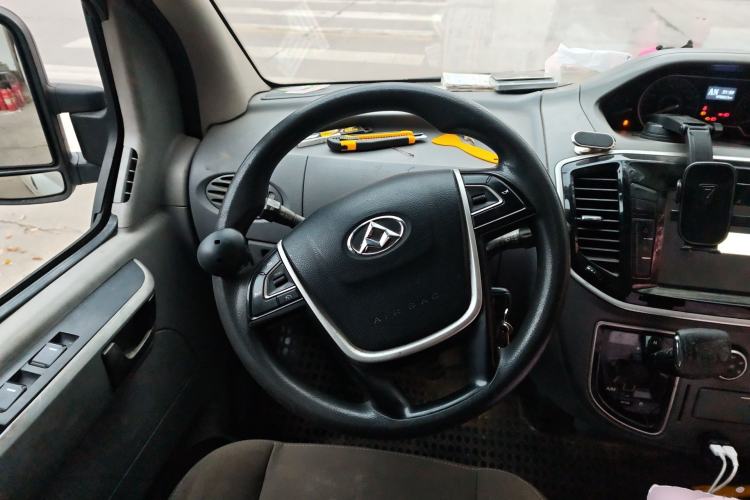 Used SAIC MAXUS Xintu V80 2018 2.5T AMT Aoyuntong Short Wheelbase Mid-Roof 5-6 Seater Steering Wheel