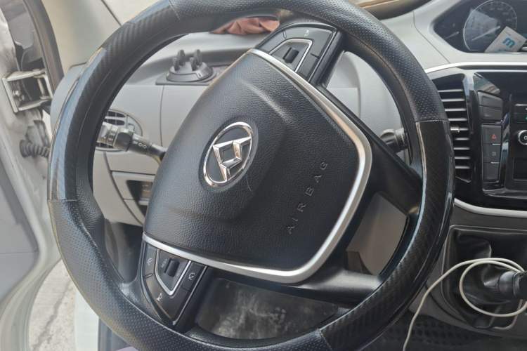 Used SAIC MAXUS Xintu V80 2018 2.5T 6-speed manual Aoyuntong short-wheelbase ultra-low roof 5- or 6-seat model Steering Wheel