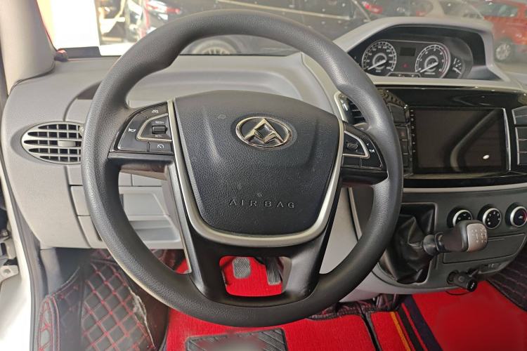 Used SAIC MAXUS Xintu V80 2018 2.5T 6-Speed Manual Aoyuntong Short Wheelbase Mid-Height 5-6 Seater Steering Wheel