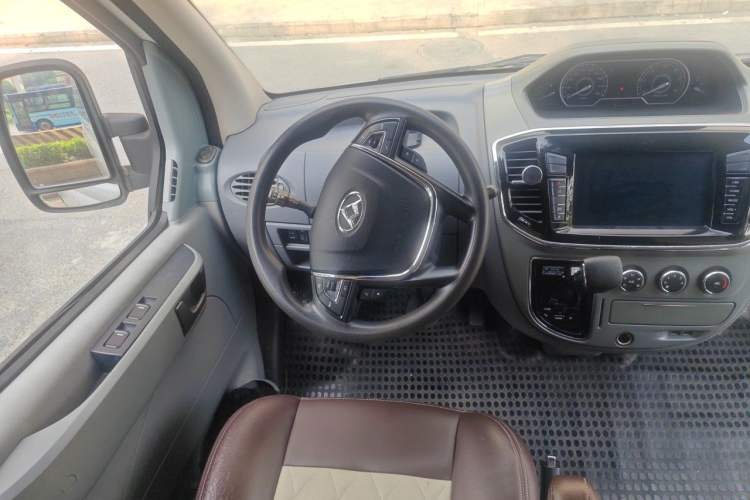 Used SAIC MAXUS Xintu V80 2018 2.5T AMT Aoyuntong Facelifted Model Short Wheelbase Ultra-Low Roof 5-6 Seater Steering Wheel