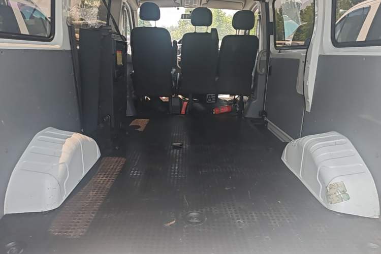 Used SAIC MAXUS Xintu V80 2018 2.5T 6-Speed Manual Aoyuntong Short Wheelbase Mid-Height 5-6 Seater Trunk