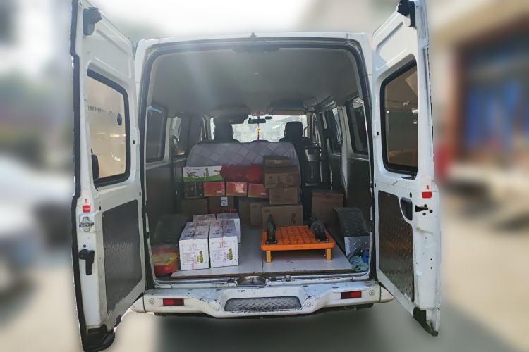Used SAIC MAXUS Xintu V80 2018 2.5T 6-speed manual van short wheelbase mid-height roof with 2/3 seats Trunk