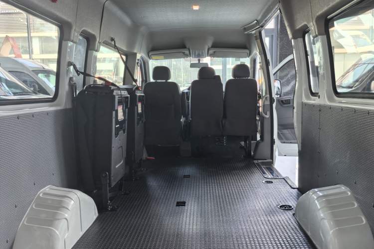 Used SAIC MAXUS Xintu V80 2018 2.5T 6-Speed Manual Aotuntong Facelifted Long Wheelbase Mid-Height 7-Seater Trunk