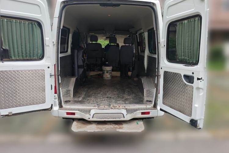 Used SAIC MAXUS Xintu V80 2018 2.5T 6-Speed Manual Aoyuntong Short Wheelbase Mid-Height 5-6 Seater Trunk