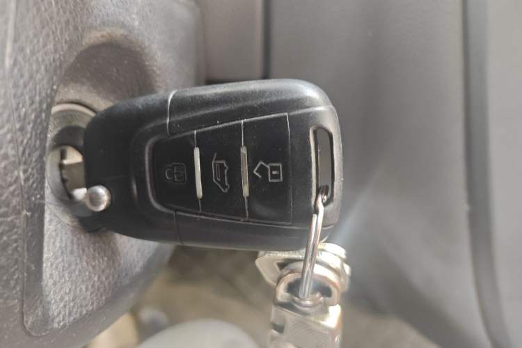 Used SAIC MAXUS Xintu V80 2018 2.5T 6-Speed Manual Aowentong Long-Wheelbase Mid-Roof 7/10-Seater Vehicle Key
