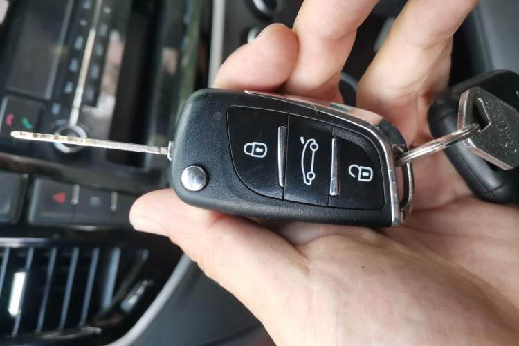 Used SAIC MAXUS Xintu V80 2018 2.5T 6-Speed Manual Commercial Long Wheelbase Mid-Height 9-Seater Vehicle Key