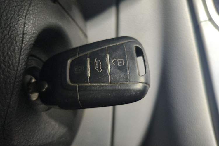 Used SAIC MAXUS Xintu V80 2018 2.5T 6-Speed Manual Aowentong Long-Wheelbase Mid-Roof 7/10-Seater Vehicle Key