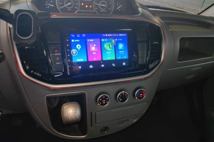 Used SAIC MAXUS Xintu V80 2019 2.5T Classic Edition 6-Speed Manual – Aoyuntong Short Wheelbase Mid-Height Design 5/6 Seats Audio And AC Panel