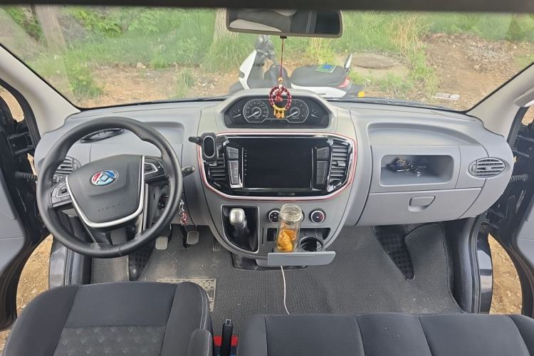 Used SAIC MAXUS Xintu V80 2019 2.5T Classic Edition 6-Speed Manual – Aoyuntong Short Wheelbase Mid-Height Design 5/6 Seats Center Console