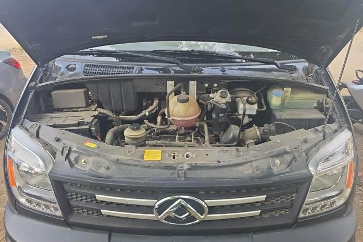 Used SAIC MAXUS Xintu V80 2019 2.5T Classic Edition 6-Speed Manual – Aoyuntong Short Wheelbase Mid-Height Design 5/6 Seats Engine Bay