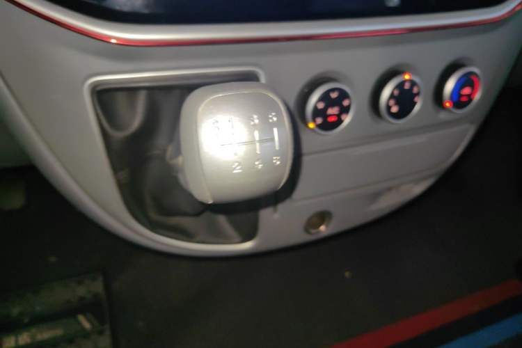 Used SAIC MAXUS Xintu V80 2019 2.5T Classic Edition 6-Speed Manual – Aoyuntong Short Wheelbase Mid-Height Design 5/6 Seats Gear Lever