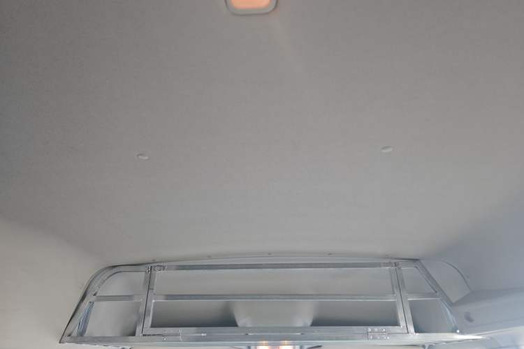 Used SAIC MAXUS Xintu V80 2019 2.5T Classic Edition 6-Speed Manual – Aoyuntong Short Wheelbase Mid-Height Design 5/6 Seats Headliner