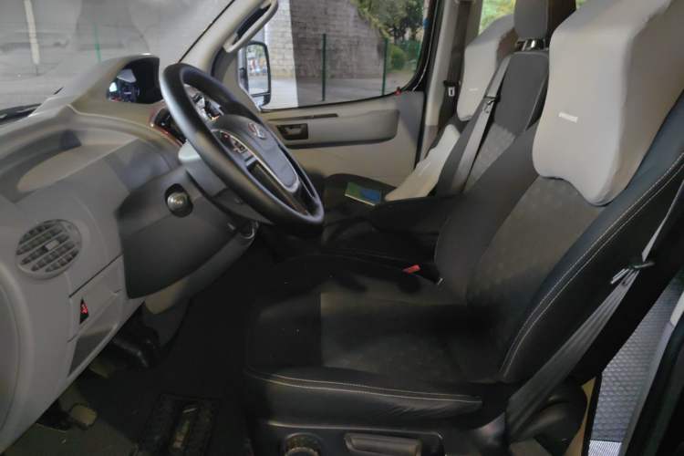 Used SAIC MAXUS Xintu V80 2019 2.5T Classic Edition 6-Speed Manual – Aoyuntong Short Wheelbase Mid-Height Design 5/6 Seats Left Front Seat