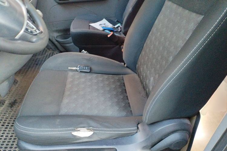Used SAIC MAXUS Xintu V80 2019 2.5T Classic Version 6-Speed Manual – Aoyuntong Modified Long Wheelbase Mid-Height 7-Seater Left Front Seat