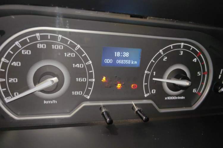 Used SAIC MAXUS Xintu V80 2019 2.5T Classic Edition 6-Speed Manual – Aoyuntong Short Wheelbase Mid-Height Design 5/6 Seats Odometer Close Up