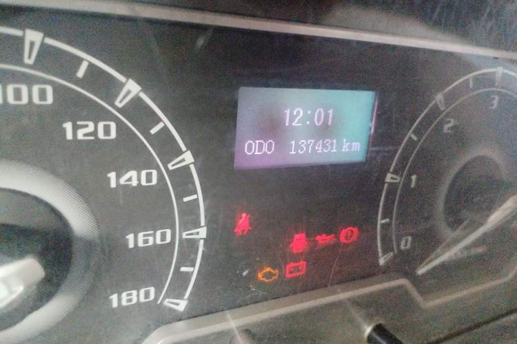 Used SAIC MAXUS Xintu V80 2019 2.5T Classic Version 6-Speed Manual – Aoyuntong Modified Long Wheelbase Mid-Height 7-Seater Odometer Close Up