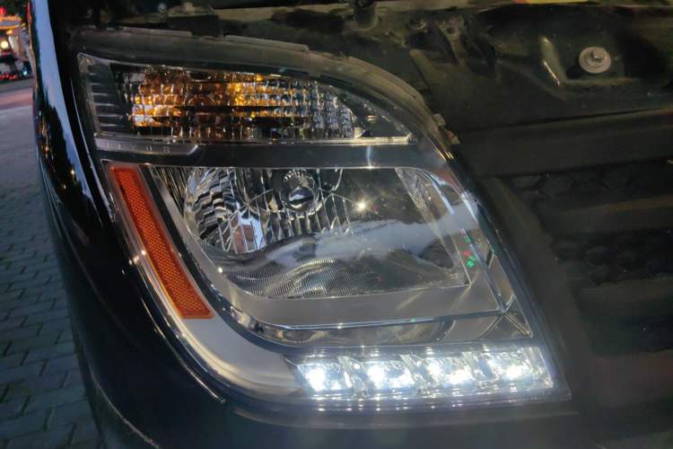 Used SAIC MAXUS Xintu V80 2019 2.5T Classic Edition 6-Speed Manual – Aoyuntong Short Wheelbase Mid-Height Design 5/6 Seats Right Front Headlight