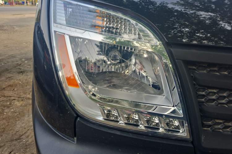 Used SAIC MAXUS Xintu V80 2019 2.5T Classic Edition 6-Speed Manual – Aoyuntong Short Wheelbase Mid-Height Design 5/6 Seats Right Front Headlight