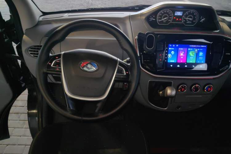 Used SAIC MAXUS Xintu V80 2019 2.5T Classic Edition 6-Speed Manual – Aoyuntong Short Wheelbase Mid-Height Design 5/6 Seats Steering Wheel