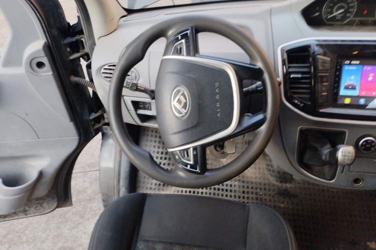 Used SAIC MAXUS Xintu V80 2019 2.5T Classic Version 6-Speed Manual – Aoyuntong Modified Long Wheelbase Mid-Height 7-Seater Steering Wheel