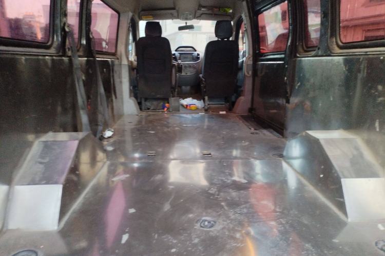 Used SAIC MAXUS Xintu V80 2019 2.5T Classic Version 6-Speed Manual – Aoyuntong Modified Long Wheelbase Mid-Height 7-Seater Trunk
