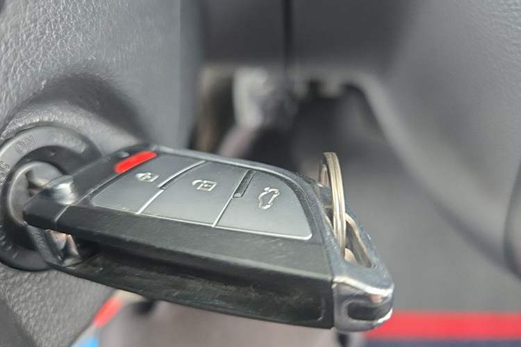 Used SAIC MAXUS Xintu V80 2019 2.5T Classic Edition 6-Speed Manual – Aoyuntong Short Wheelbase Mid-Height Design 5/6 Seats Vehicle Key