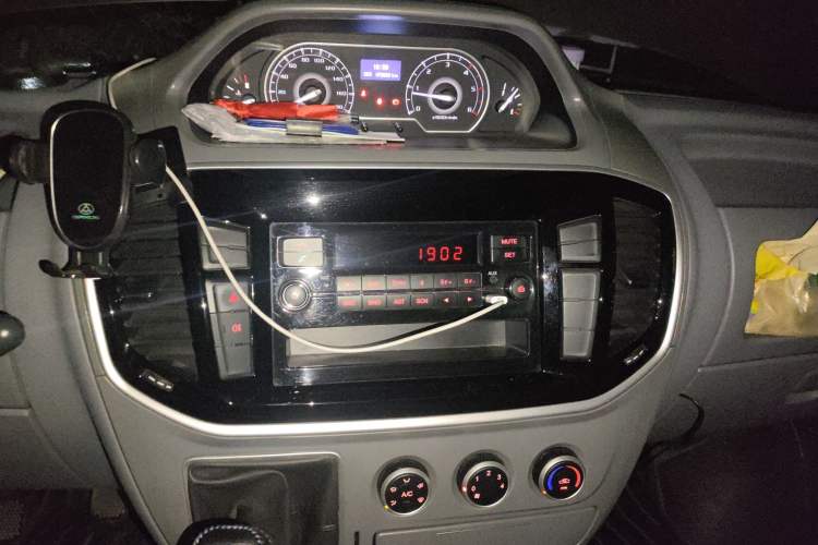 Used SAIC MAXUS Xintu V80 2019 2.5T Classic Model 6-Speed Manual – Aoyuntong Short Wheelbase Ultra-Low Roof 5/6 Seats Audio And AC Panel