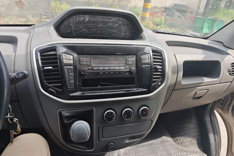 Used SAIC MAXUS Xintu V80 2019 2.5T Classic Version 6-Speed Manual – Aoyuntong Modified Long Wheelbase Mid-Height 7-Seater Audio And AC Panel