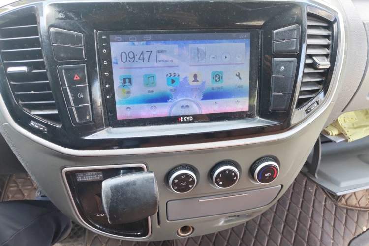 Used SAIC MAXUS Xintu V80 2019 2.5T Classic Model AMT Aoyuntong Short Wheelbase Ultra-Low Roof 5/6-Seater Audio And AC Panel