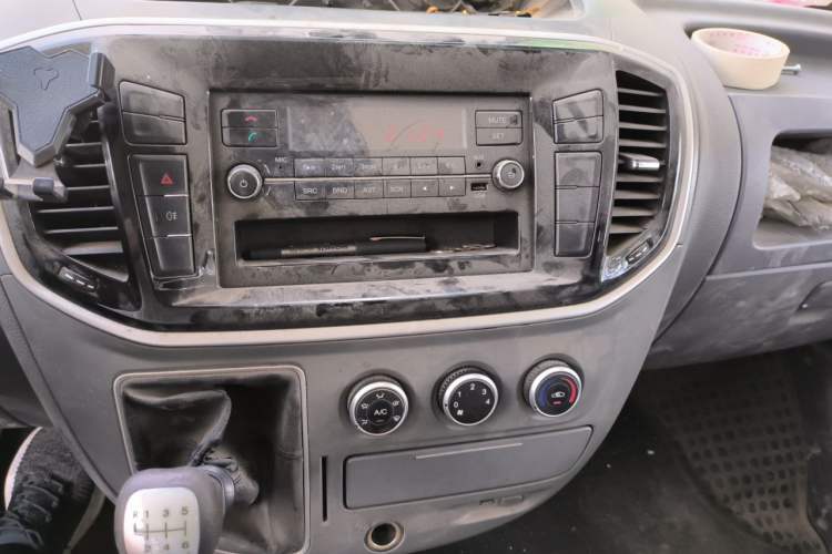 Used SAIC MAXUS Xintu V80 2019 2.5T Classic Model 6-Speed Manual – Aoyuntong Short Wheelbase Ultra-Low Roof 5/6 Seats Audio And AC Panel