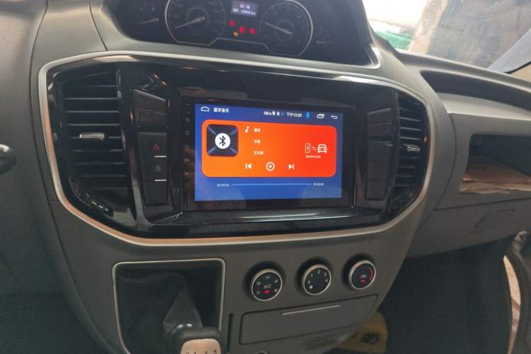 Used SAIC MAXUS Xintu V80 2019 2.5T Classic Edition 6-Speed Manual – Aoyuntong Modified Version Short Wheelbase Mid-Height Roof 5/6 Seats Audio And AC Panel
