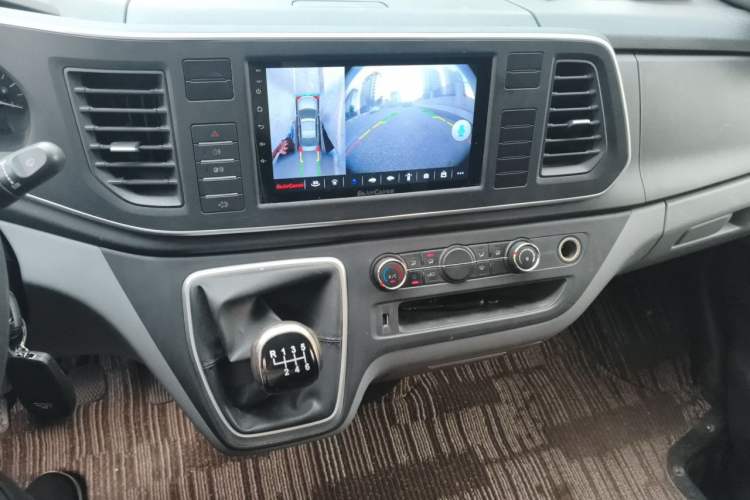 Used SAIC MAXUS Xintu V80 2019 2.0T Plus 6-Speed Manual – Aoyuntong Short Wheelbase Ultra-Low Roof 5/6-Seater Audio And AC Panel