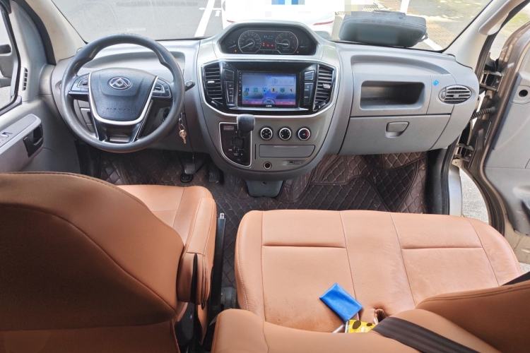 Used SAIC MAXUS Xintu V80 2019 2.5T Classic Model AMT Aoyuntong Short Wheelbase Ultra-Low Roof 5/6-Seater Center Console