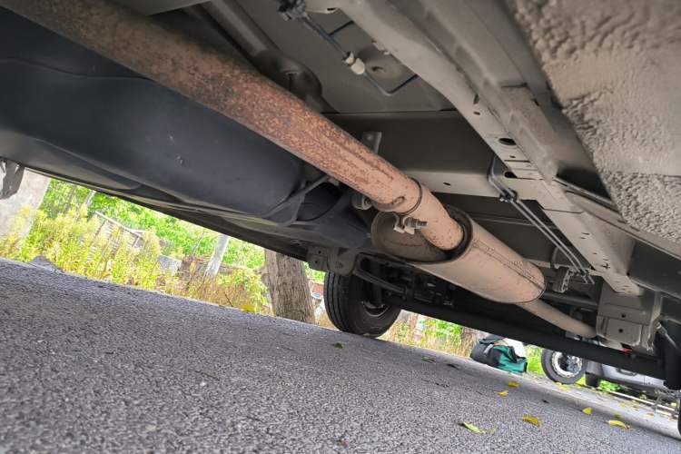 Used SAIC MAXUS Xintu V80 2019 2.5T Classic Model 6-Speed Manual – Aoyuntong Short Wheelbase Ultra-Low Roof 5/6 Seats Chassis Front Left