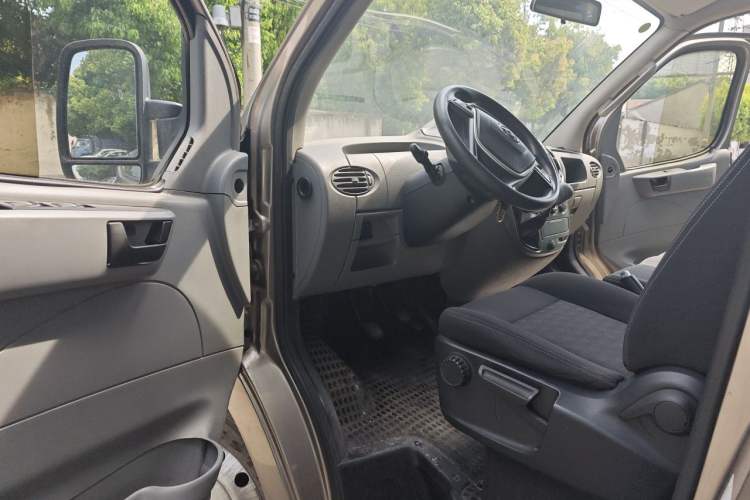 Used SAIC MAXUS Xintu V80 2019 2.5T Classic Version 6-Speed Manual – Aoyuntong Modified Long Wheelbase Mid-Height 7-Seater Driver Seat