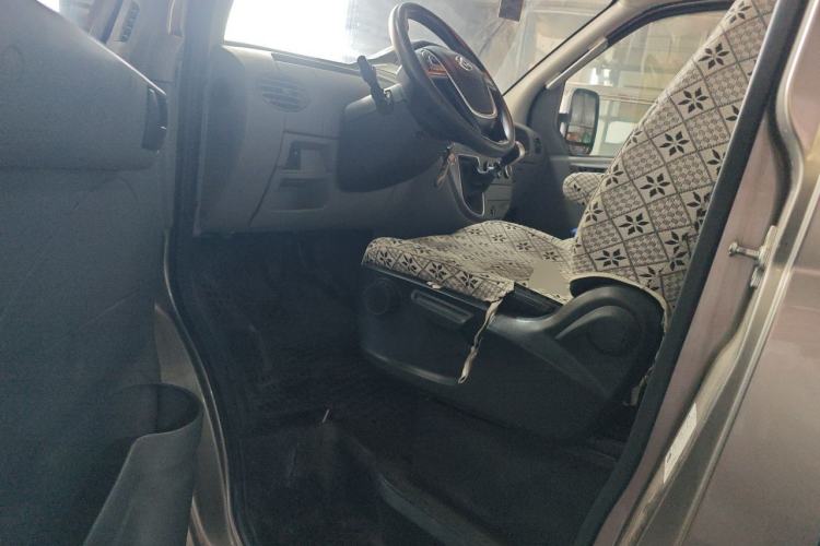 Used SAIC MAXUS Xintu V80 2019 2.5T Classic Edition 6-Speed Manual – Aoyuntong Modified Version Short Wheelbase Mid-Height Roof 5/6 Seats Driver Seat