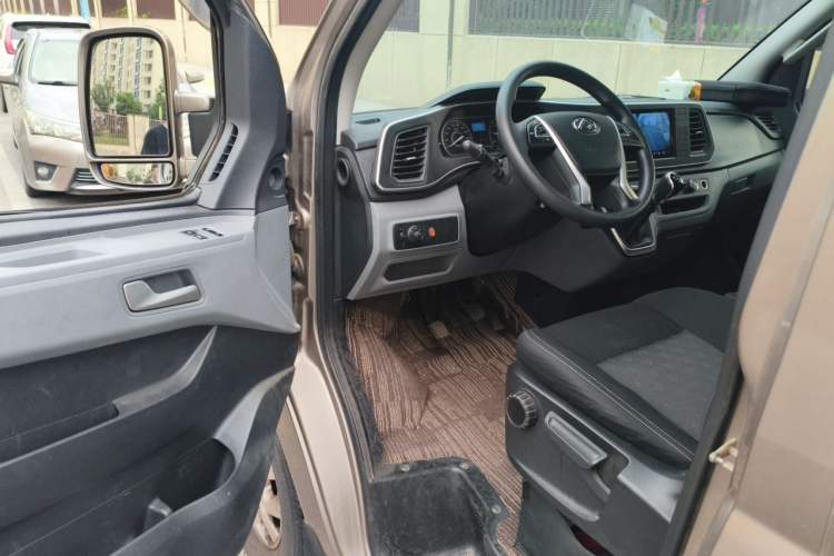 Used SAIC MAXUS Xintu V80 2019 2.0T Plus 6-Speed Manual – Aoyuntong Short Wheelbase Ultra-Low Roof 5/6-Seater Driver Seat