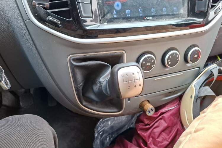 Used SAIC MAXUS Xintu V80 2019 2.5T Classic Edition 6-Speed Manual – Aoyuntong Short Wheelbase Mid-Height Design 5/6 Seats Gear Lever