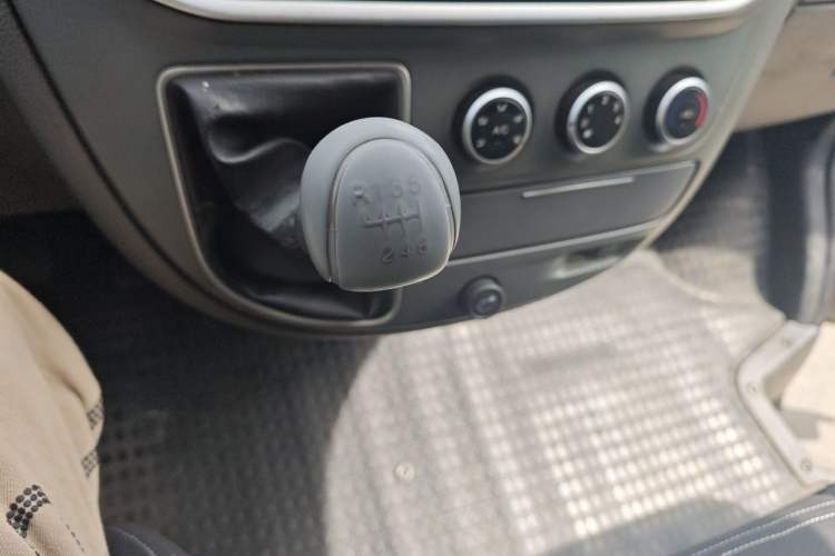 Used SAIC MAXUS Xintu V80 2019 2.5T Classic Version 6-Speed Manual – Aoyuntong Modified Long Wheelbase Mid-Height 7-Seater Gear Lever