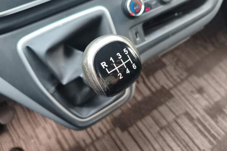 Used SAIC MAXUS Xintu V80 2019 2.0T Plus 6-Speed Manual – Aoyuntong Short Wheelbase Ultra-Low Roof 5/6-Seater Gear Lever