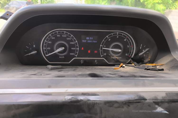 Used SAIC MAXUS Xintu V80 2019 2.5T Classic Model 6-Speed Manual – Aoyuntong Short Wheelbase Ultra-Low Roof 5/6 Seats Instrument Cluster