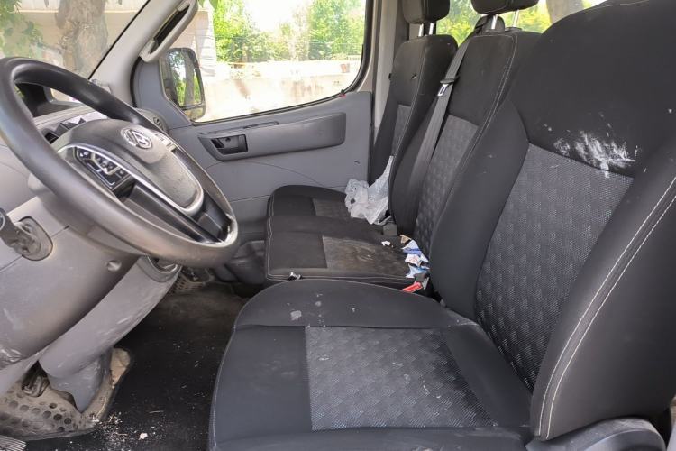 Used SAIC MAXUS Xintu V80 2019 2.5T Classic Model 6-Speed Manual – Aoyuntong Short Wheelbase Ultra-Low Roof 5/6 Seats Left Front Seat