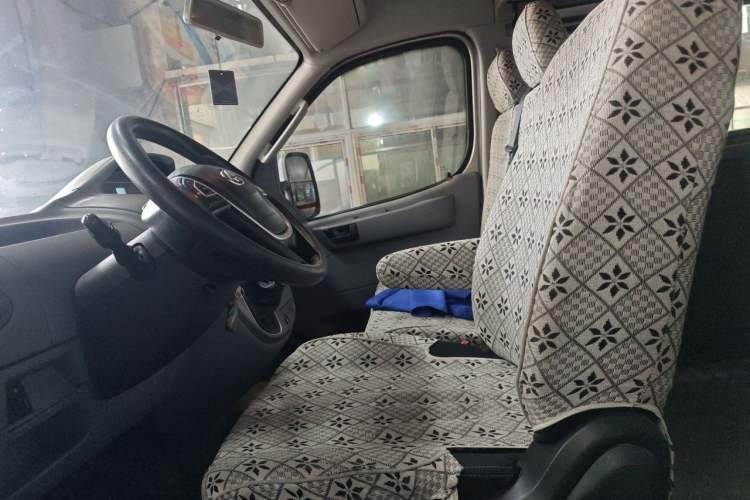Used SAIC MAXUS Xintu V80 2019 2.5T Classic Edition 6-Speed Manual – Aoyuntong Modified Version Short Wheelbase Mid-Height Roof 5/6 Seats Left Front Seat
