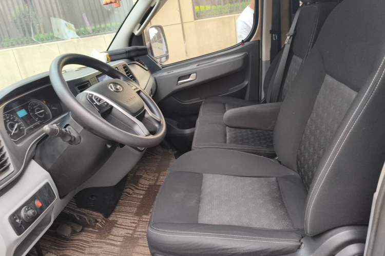 Used SAIC MAXUS Xintu V80 2019 2.0T Plus 6-Speed Manual – Aoyuntong Short Wheelbase Ultra-Low Roof 5/6-Seater Left Front Seat
