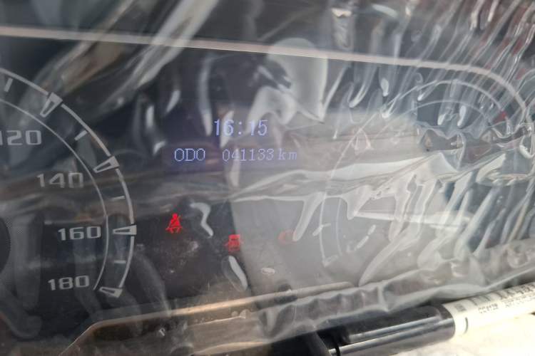 Used SAIC MAXUS Xintu V80 2019 2.5T Classic Edition 6-Speed Manual – Aoyuntong Short Wheelbase Mid-Height Design 5/6 Seats Odometer Close Up