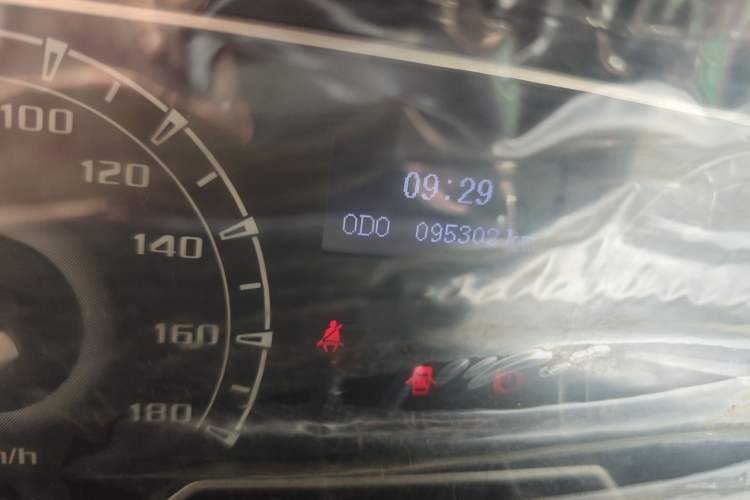 Used SAIC MAXUS Xintu V80 2019 2.5T Classic Version 6-Speed Manual – Aoyuntong Modified Long Wheelbase Mid-Height 7-Seater Odometer Close Up